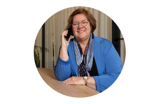 nicolette bellen recruiter blauwe vest tafel